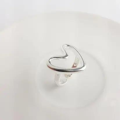 ANEL REGULAVEL ENTREMEIO CORACAO VAZADO| BANHADO EM OURO 18K