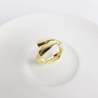 ANEL ARO ABERTO EM ESCAMAS ENCAIXADAS LISAS | BANHADO EM OURO 18K