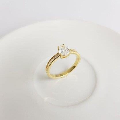 ANEL SOLITARIO COM FILETE BAGUETE 3MM GOTA CRISTAL| BANHADO EM OURO 18K