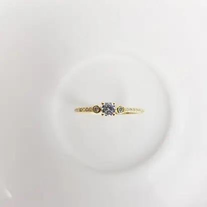 ANEL SOLITARIO LISO COM FILETE CRAV E 2 ZIRCONIA| BANHADO EM OURO 18K