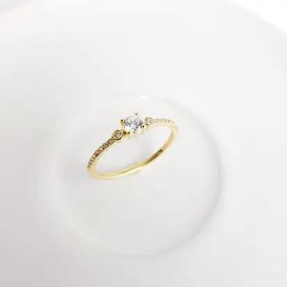 ANEL SOLITARIO LISO COM FILETE CRAV E 2 ZIRCONIA| BANHADO EM OURO 18K