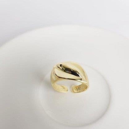 ANEL ABERTO FORMATO FOLHA DIAGONAL | BANHADO EM OURO 18K