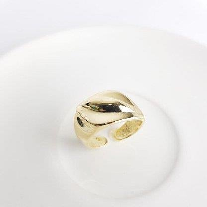 ANEL ABERTO FORMATO FOLHA DIAGONAL | BANHADO EM OURO 18K