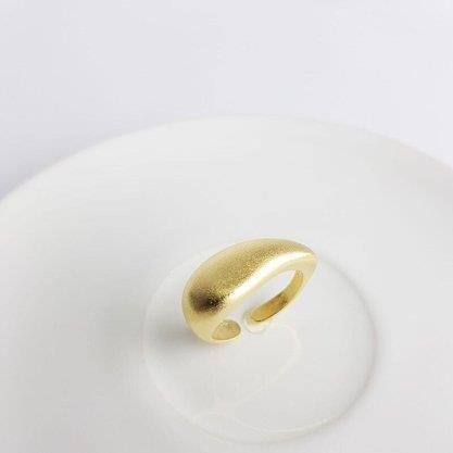 ANEL ABERTO FORMATO VIRGULA ACETINADO/BRILHOSO| BANHADO EM OURO 18K