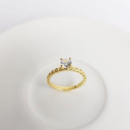 ANEL SOLITARIO ZIRC CRISTAL/ EM FILETES QUADRADOS