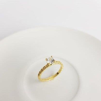 ANEL SOLITARIO ZIRC CRISTAL/ EM FILETES QUADRADOS