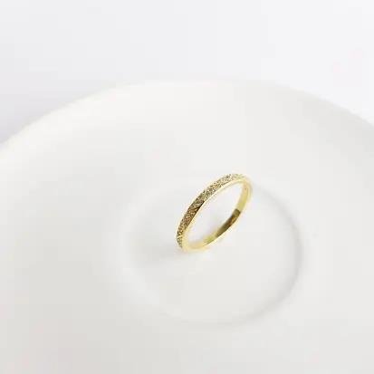 ANEL MEIA ALIANCA LISO/CRAV FORMATO PIRAMIDE 3MM