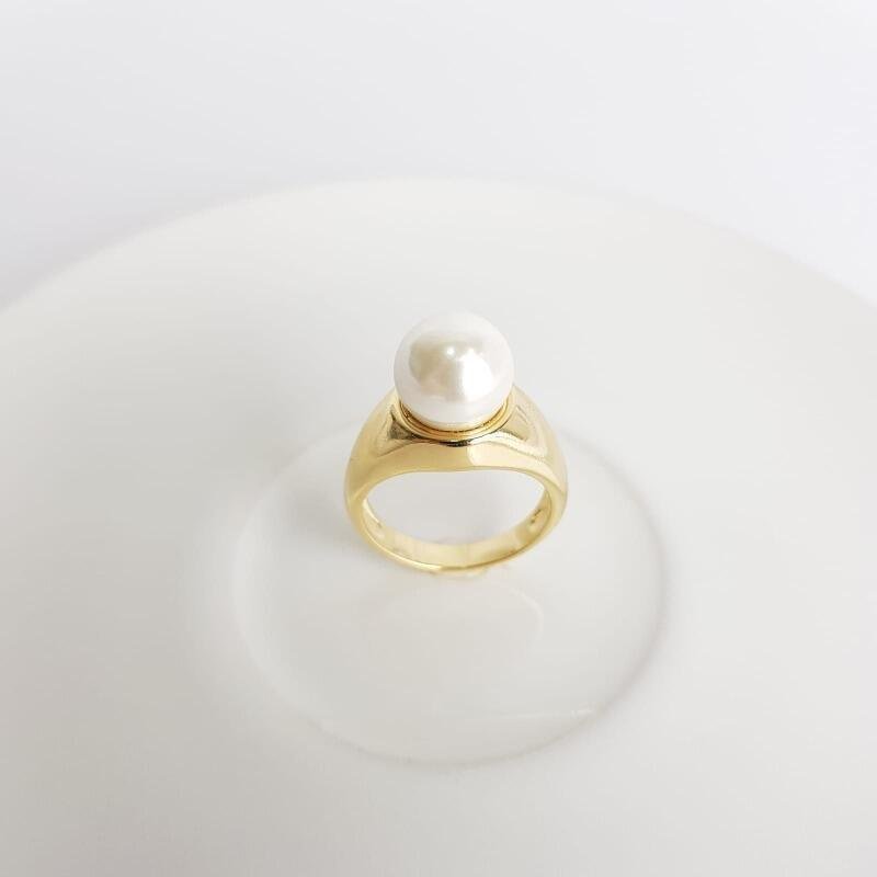 ANEL EM ARO LISO ACHATADO C/PEROLA