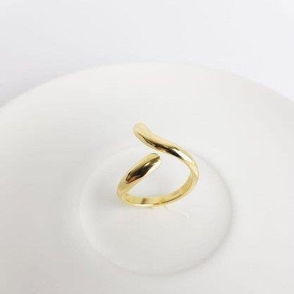 ANEL ABERTO 2 AROS ENTRELACADO FORMATO COBRA | BANHADO EM OURO 18K