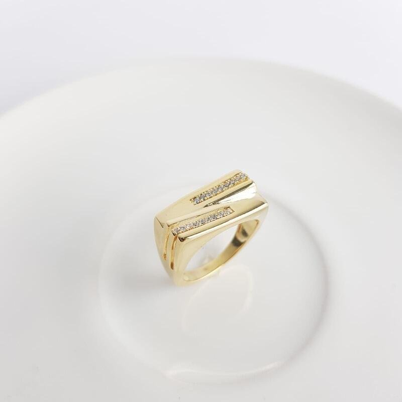 ANEL PEQU. LISO FRENTE LINHAS ENTRELA. FILETE CRAV| BANHADO EM OURO 18K