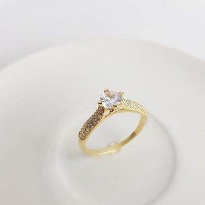 ANEL G SOLITARIO LISO FRENTE CRAV C/ CRISTAL| BANHADO EM OURO 18K