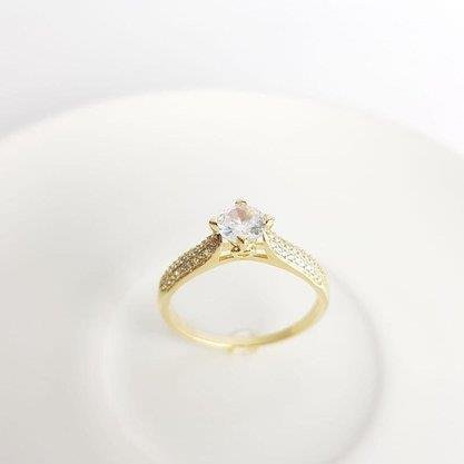 ANEL G SOLITARIO LISO FRENTE CRAV C/ CRISTAL| BANHADO EM OURO 18K