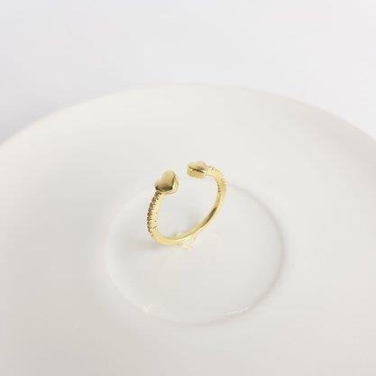 ANEL ABERTO ARO CRAVEJADO PONTO 2 CORACOES LISO| BANHADO EM OURO 18K