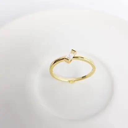 ANEL ARO LISO C/ZIRC RETANGULAR DIAGONAL| BANHADO EM OURO 18K