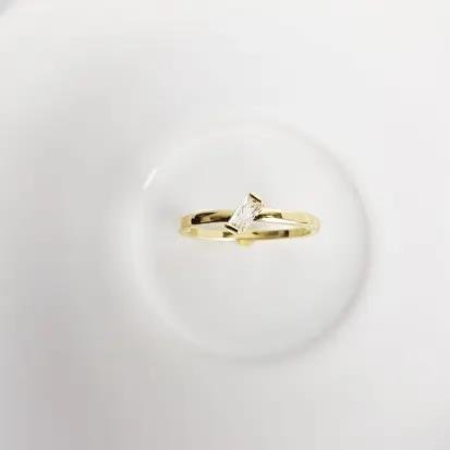 ANEL ARO LISO C/ZIRC RETANGULAR DIAGONAL| BANHADO EM OURO 18K