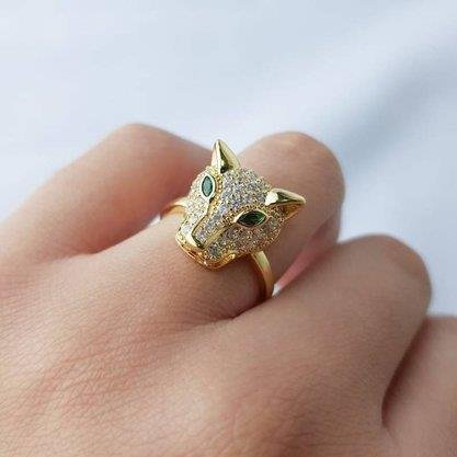 ANEL LISO COM PANTERA CRAV COM ZIRC VERDE | BANHADO EM OURO 18K