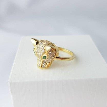 ANEL LISO COM PANTERA CRAV COM ZIRC VERDE | BANHADO EM OURO 18K