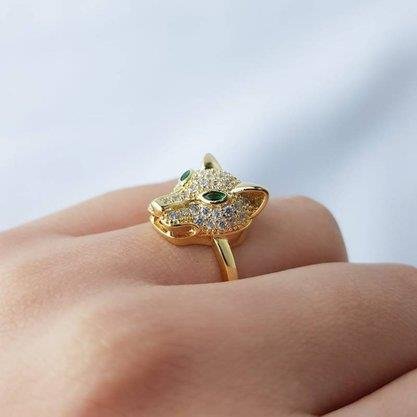 ANEL LISO COM PANTERA CRAV COM ZIRC VERDE | BANHADO EM OURO 18K