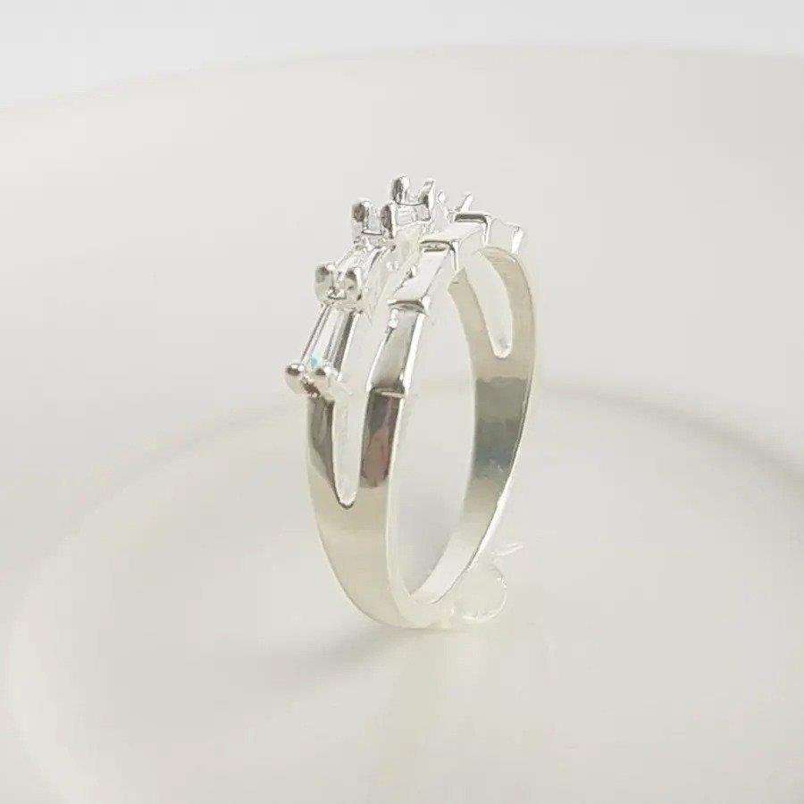 ANEL ARO FRENTE EM ESCAMAS LISAS/BAGUETES | BANHO DE PRATA