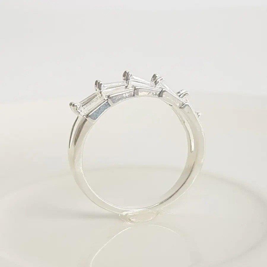 ANEL ARO FRENTE EM ESCAMAS LISAS/BAGUETES | BANHO DE PRATA