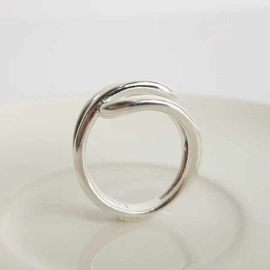 ANEL ARO DUPLO ENTRELACADO AO MEIO | BANHO DE PRATA