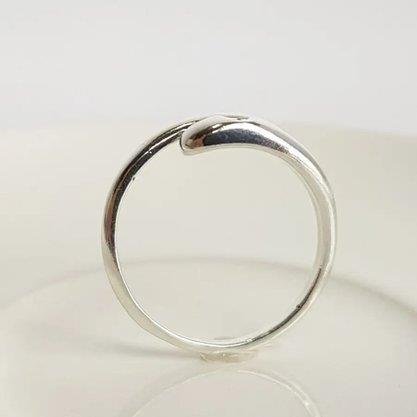 ANEL ARO REGULAVEL PONTAS ENTRELACADAS PTO LUZ | BANHO DE PRATA