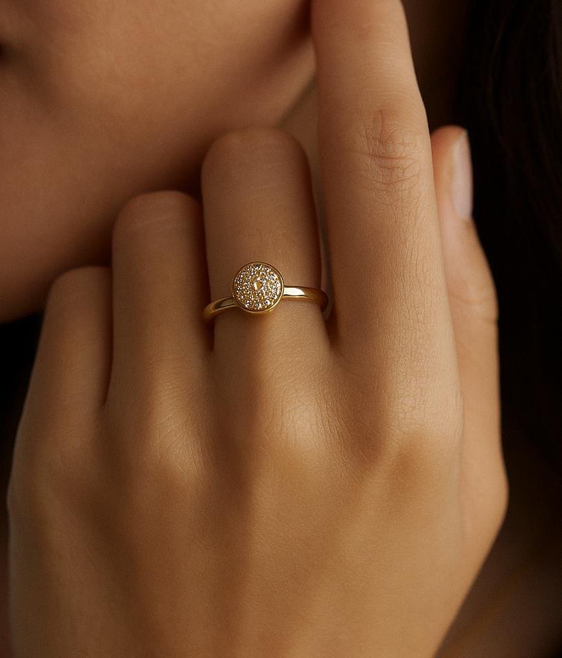 ANEL ARO LISO FRENTE REDONDO MICROCRAVEJADO | BANHO DE OURO 18K