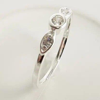 ANEL ARO LISO FRENTE PTO DE LUZ CRISTAL/OVAL | PRATA 925