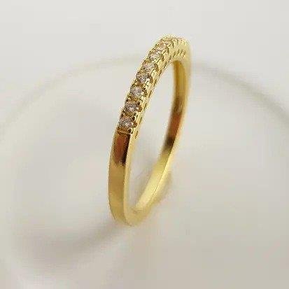 ANEL MEIA ALIANCA FILETE CRAVEJADO CRISTAL| BANHADO EM OURO 18K