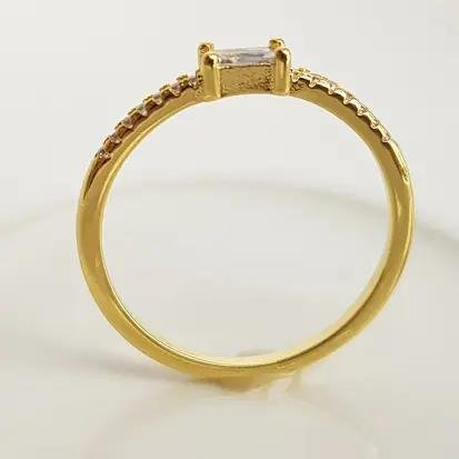 ANEL ARO CRAVEJADO BAGUETE RETANGULAR CRISTAL | BANHO DE OURO 18K 