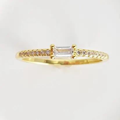 ANEL ARO CRAVEJADO BAGUETE RETANGULAR CRISTAL | BANHO DE OURO 18K 