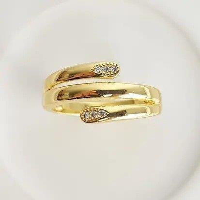 ANEL ARO TRIPLO LISO AO MEIO PONTAS EM GOTA CRAV| BANHADO EM OURO 18K