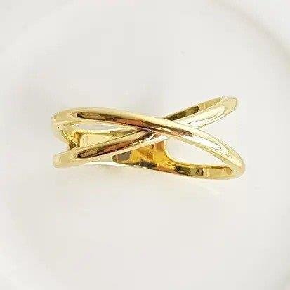 ANEL ARO ENTRELACADO EM X VAZ LISO | BANHADO EM OURO 18K