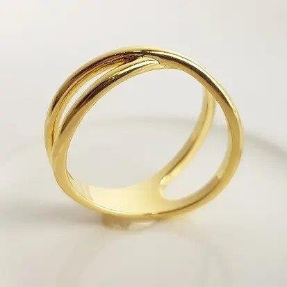 ANEL ARO ENTRELACADO EM X VAZ LISO | BANHADO EM OURO 18K