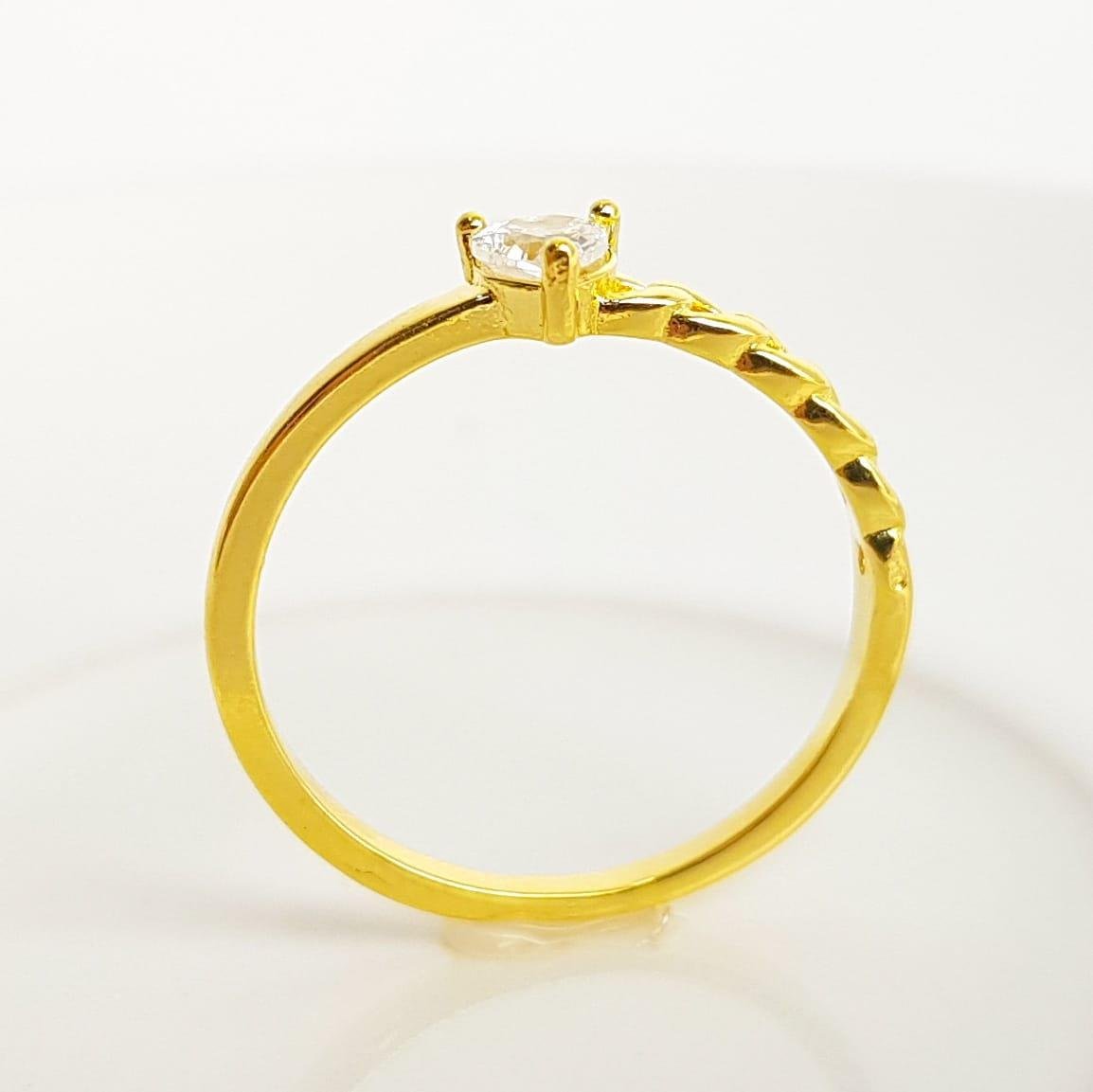 ANEL ARO METADE EM ELOS LISO CORAÇÃO CRISTAL AO MEIO | BANHADO EM OURO 18K 