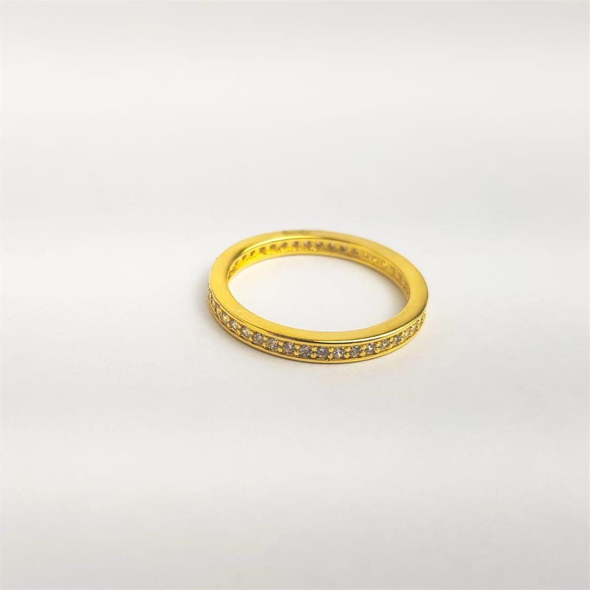 ANEL MEIA ALIANÇA FILETE LISO/ ZIRCÔNIAS AO MEIO CRISTAIS | BANHADO EM OURO 18K