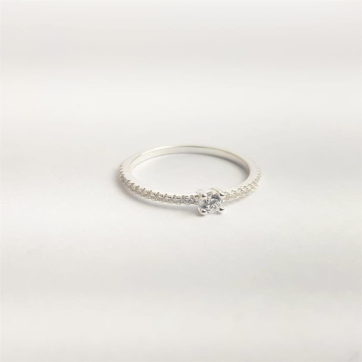 ANEL SOLITÁRIO ARO CRAVEJADO CRISTAL AO MEIO | PRATA 925