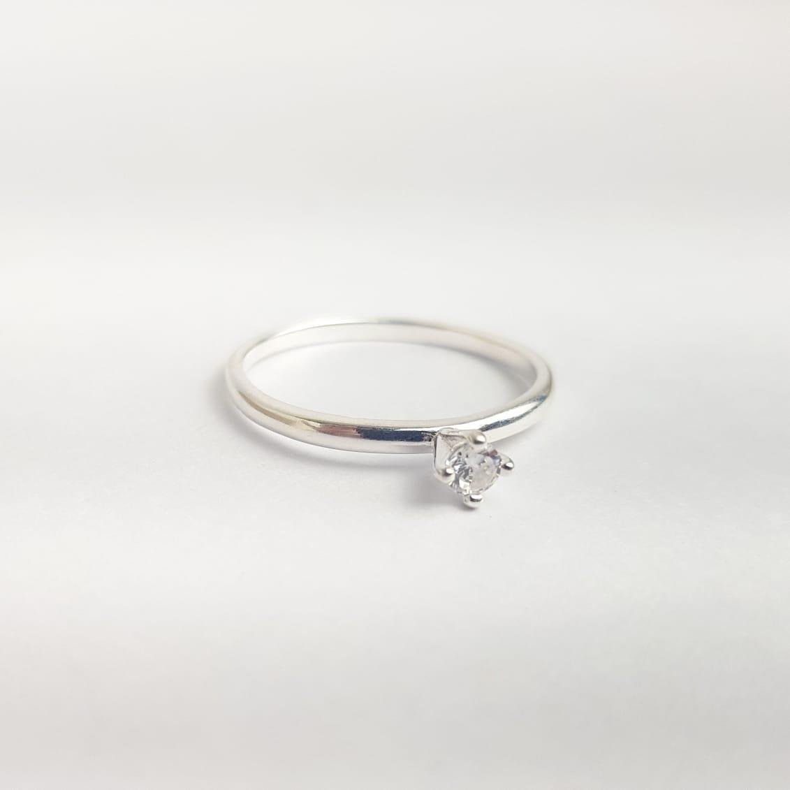 ANEL SOLITÁRIO CRISTAL COM 4 GARRINHAS | PRATA 925