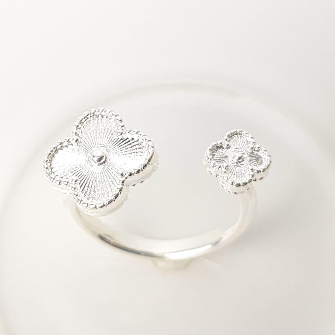 ANEL REGULAVEL PONTAS EM TREVO TEXTURIZADO |BANHO DE PRATA