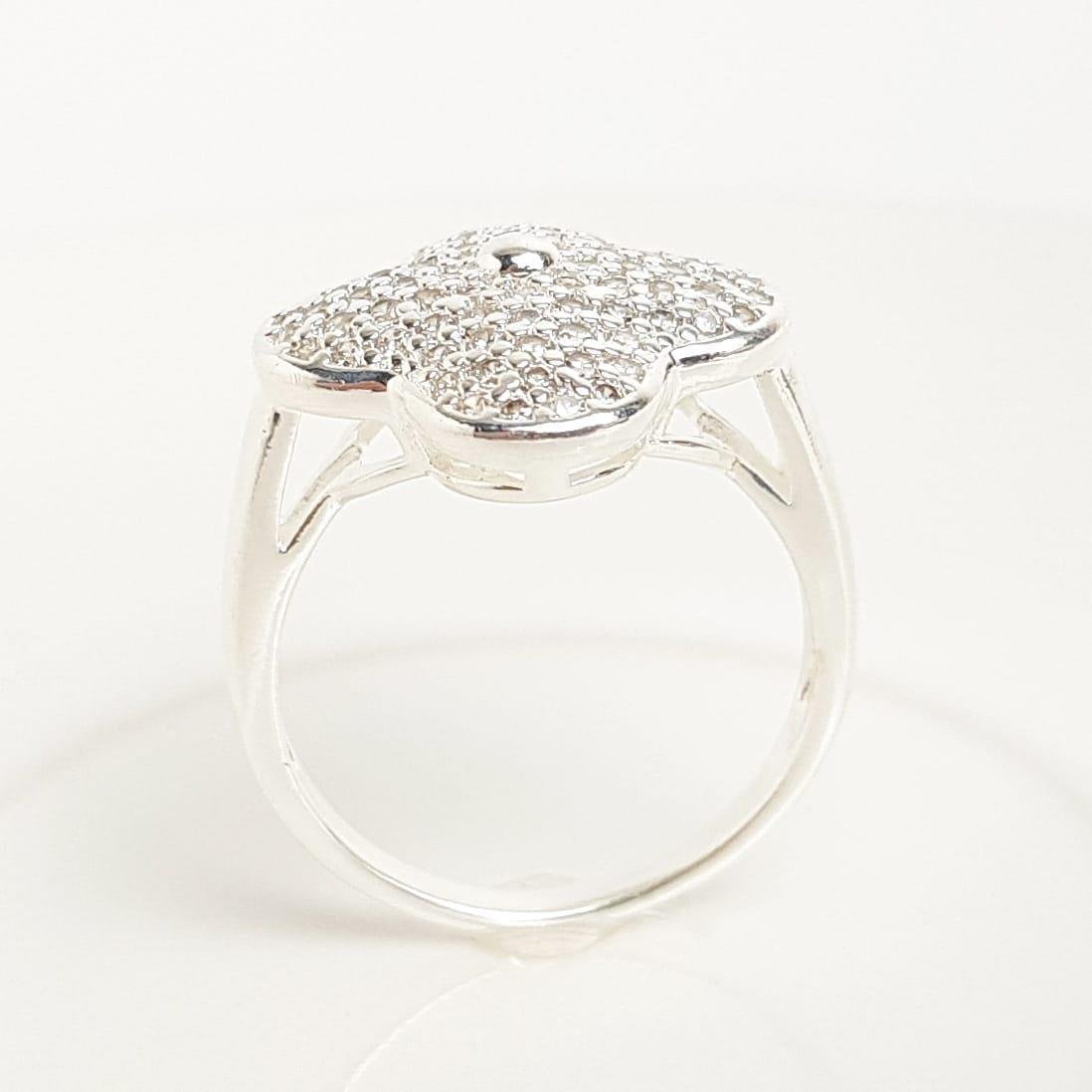 ANEL TREVO BALOADO AO MEIO CRAVEJADO | BANHO DE PRATA