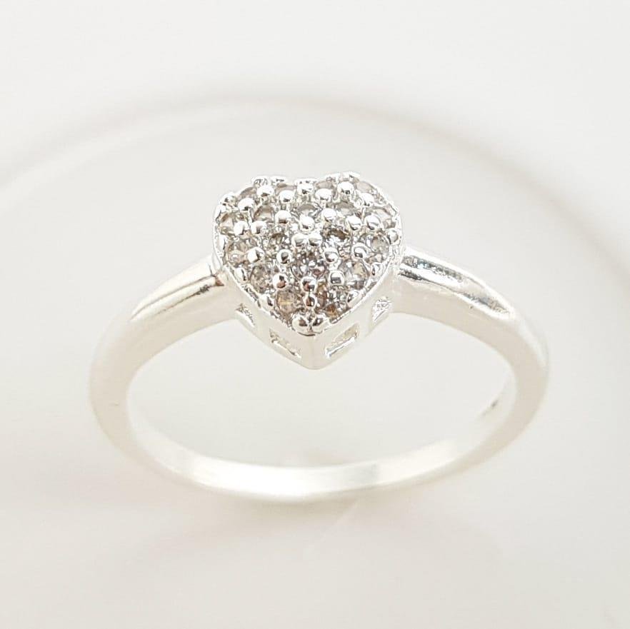 ANEL ARO LISO CORAÇÃO CRAVEJADO AO MEIO | BANHO DE PRATA 