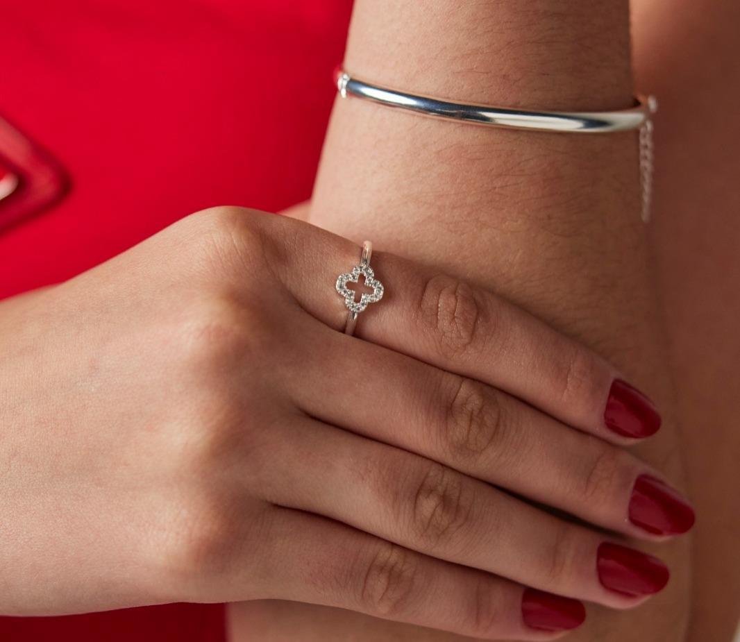 ANEL ARO LISO MEIO EM TREVO CRAVEJADO VAZADO | BANHO DE PRATA