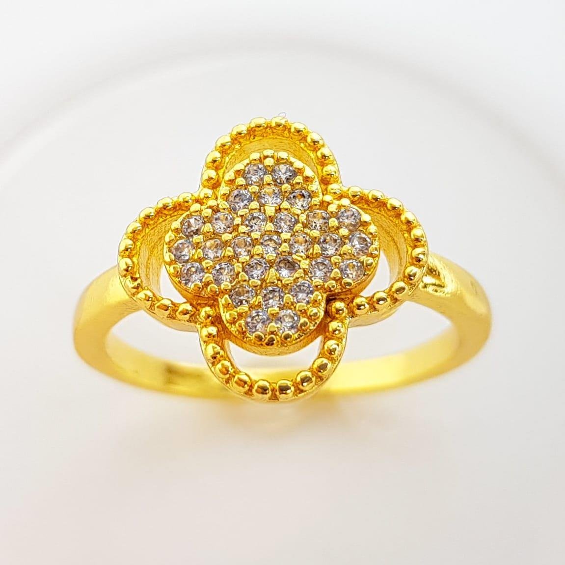 ANEL ARO LISO TREVO CRAVEJADO REDOR PONTILHADO | BANHADO EM OURO 18K 