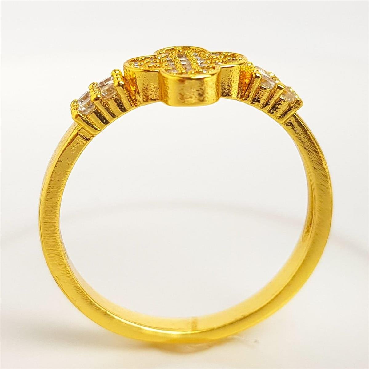 ANEL ARO LISO TREVO CRAVEJADO COM FILETE ZIRCÔNIA CRISTAL | BANHADO EM OURO 18K 