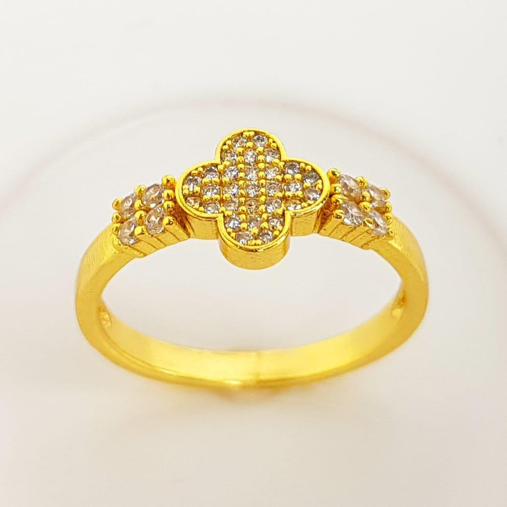 ANEL ARO LISO TREVO CRAVEJADO COM FILETE ZIRCÔNIA CRISTAL | BANHADO EM OURO 18K 