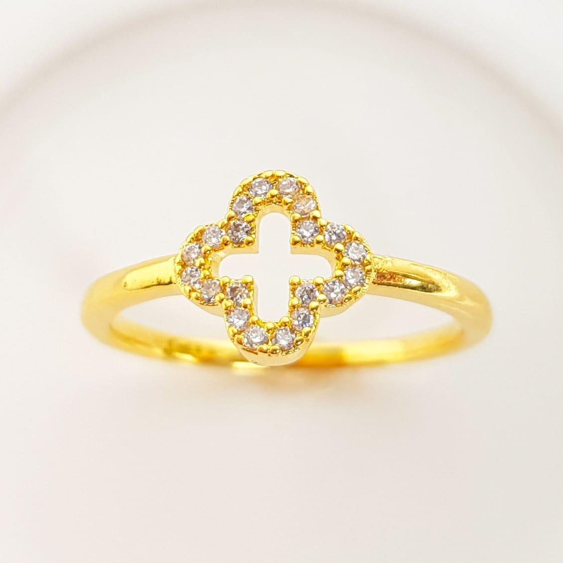 ANEL ARO LISO COM TREVO VAZADO CRAVEJADO|BANHADO EM OURO 18K 