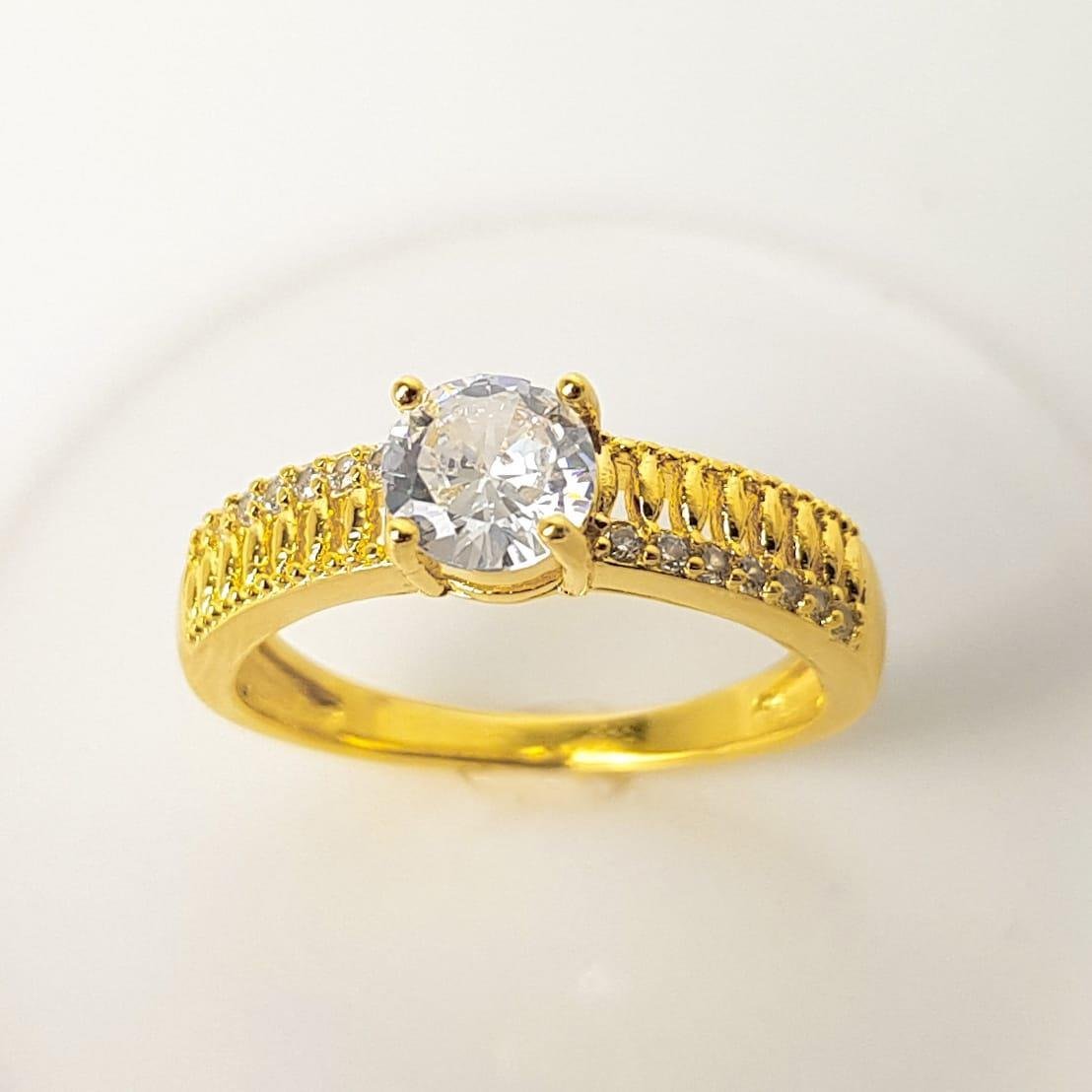 ANEL SOLITÁRIO ARO EM FILETES VAZADOS COM FILETE CRAVEJADO ZIRCONIA CRISTAL AO MEIO | BANHADO A OURO 18K