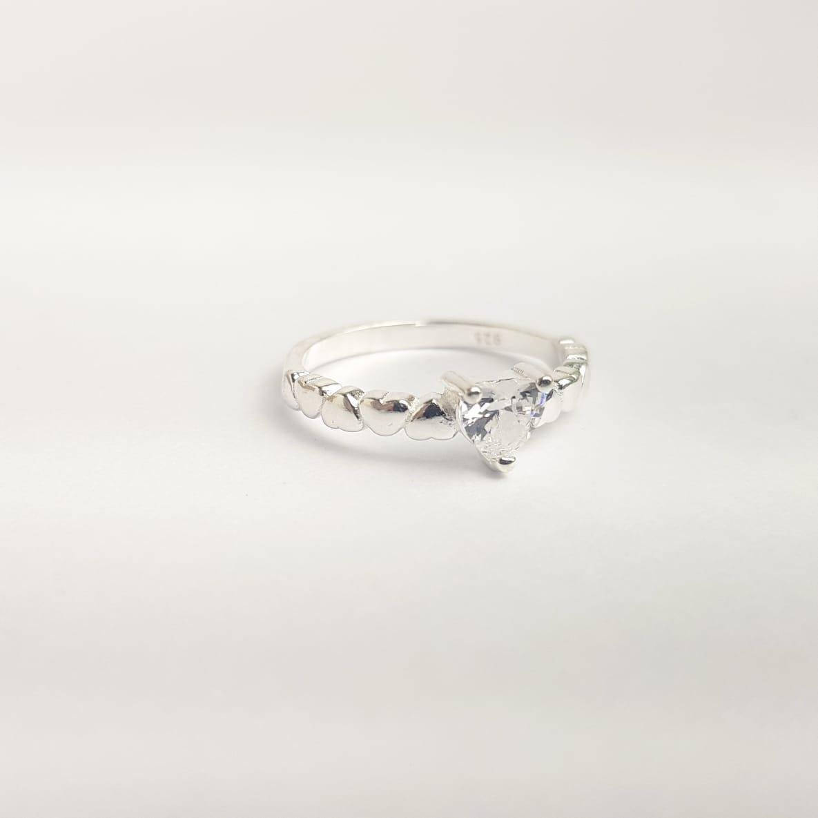 ANEL ARO EM CORAÇÕES LISOS AO MEIO COM ZIRCÔNIA CRISTAL | PRATA 925