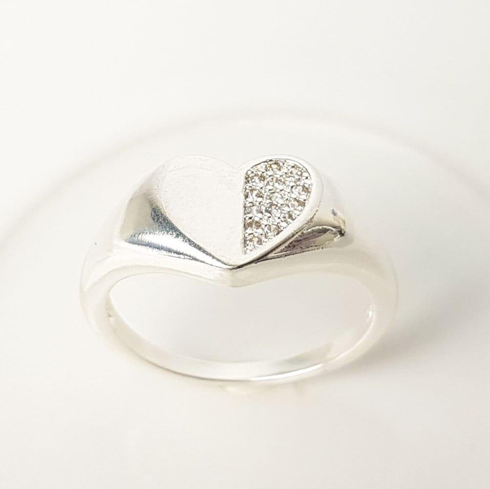 ANEL ARO LISO CORAÇÃO METADE LISO CRAVEJADO | BANHO DE PRATA 