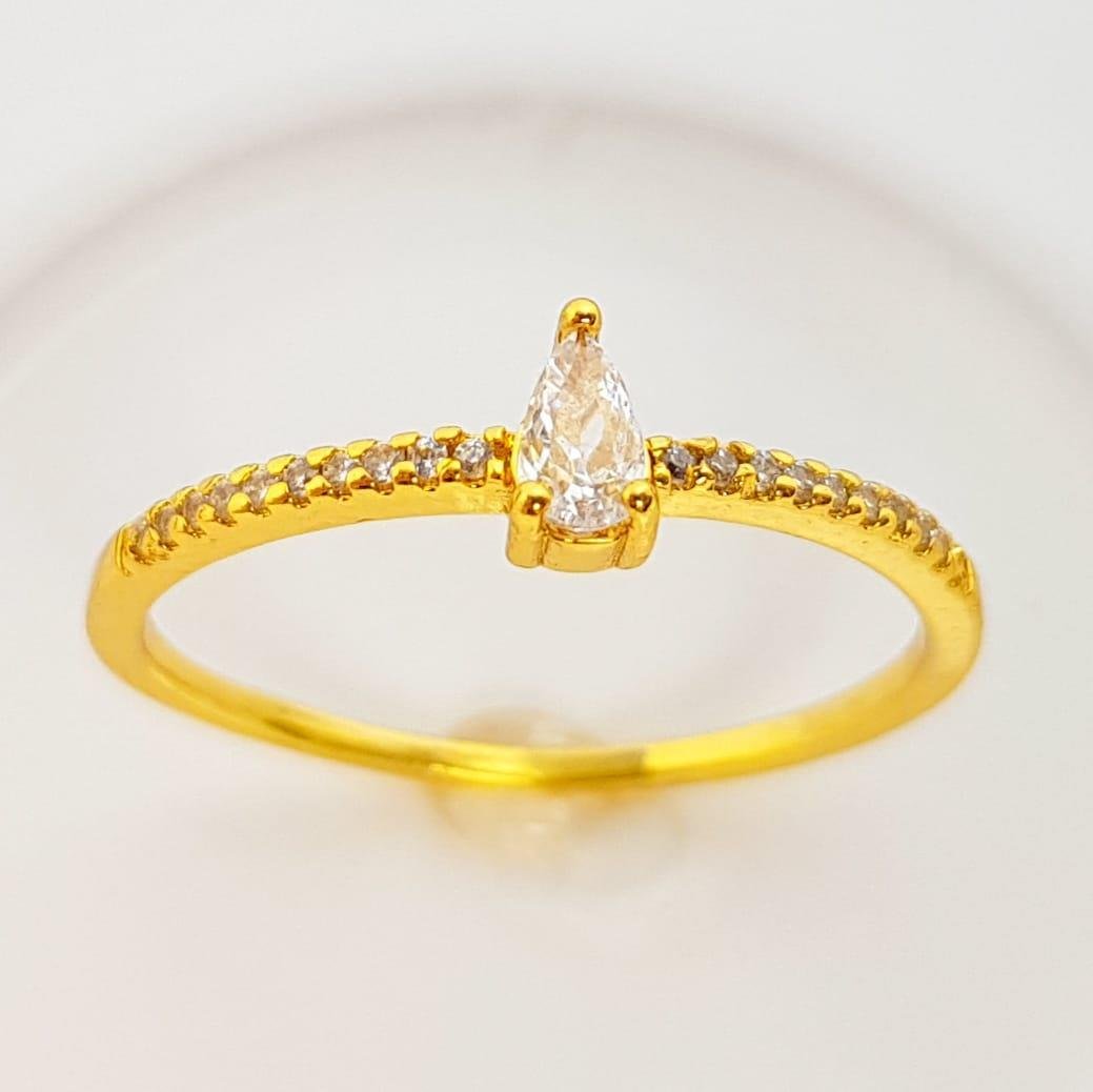 ANEL ARO CRAVEJADO GOTA CRISTAL AO MEIO|BANHADO EM OURO 18K 